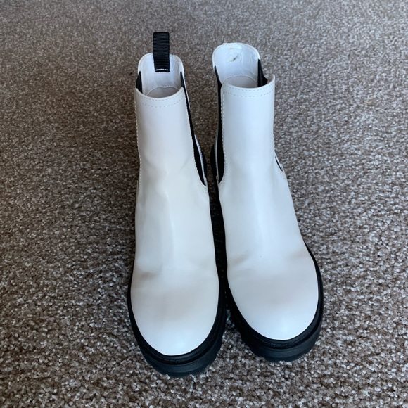 Urban Outfitters Chloe Chelsea boot in white - Picture 2 of 6